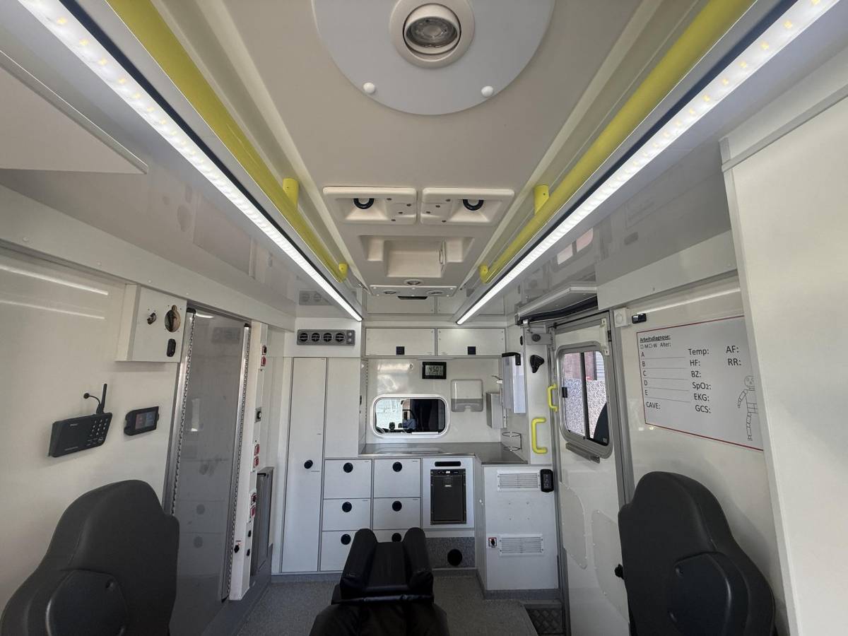 MAN TGE MAN TGE 180 50 180pk Automaat 50 AMBULANCE INCL STRYKER BRANCARD VB Luchtvering