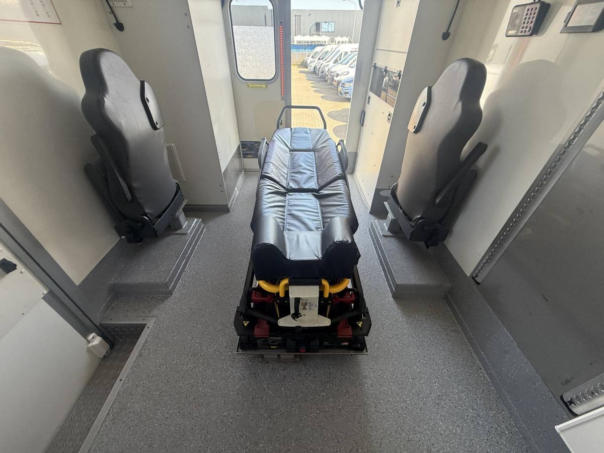 MAN TGE MAN TGE 180 50 180pk Automaat 50 AMBULANCE INCL STRYKER BRANCARD VB Luchtvering