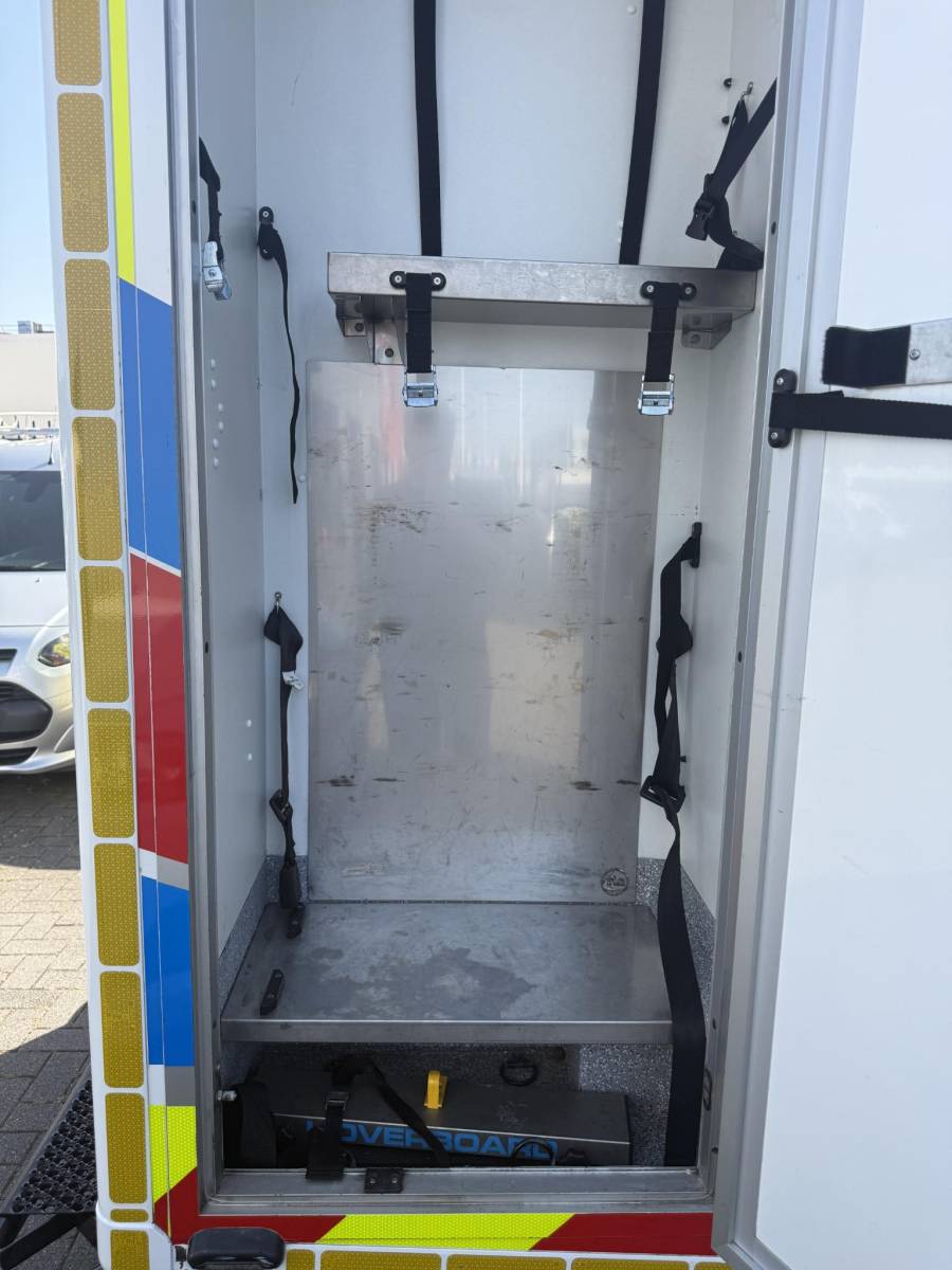 MAN TGE MAN TGE 180 50 180pk Automaat 50 AMBULANCE INCL STRYKER BRANCARD VB Luchtvering