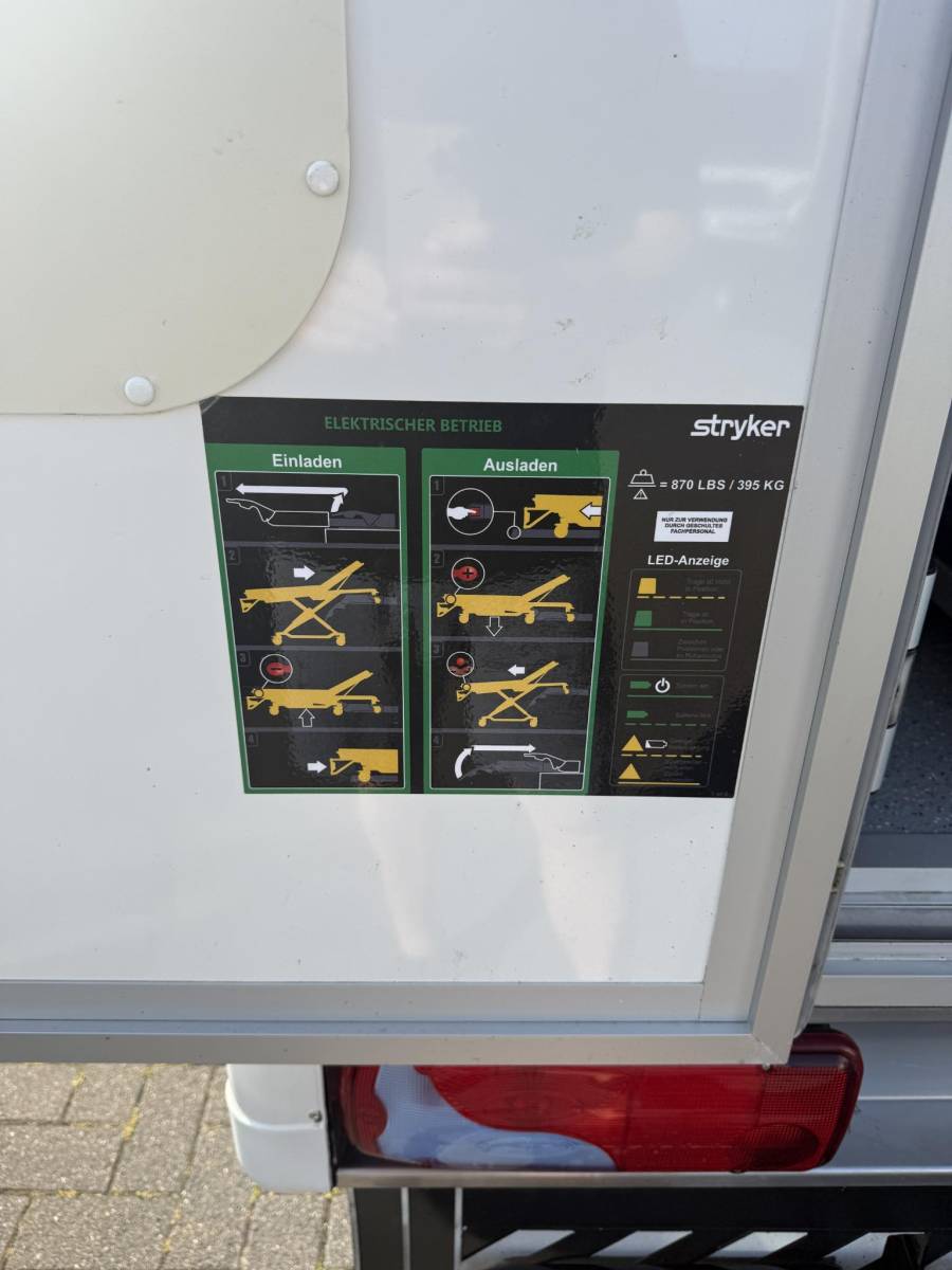 MAN TGE MAN TGE 180 50 180pk Automaat 50 AMBULANCE INCL STRYKER BRANCARD VB Luchtvering