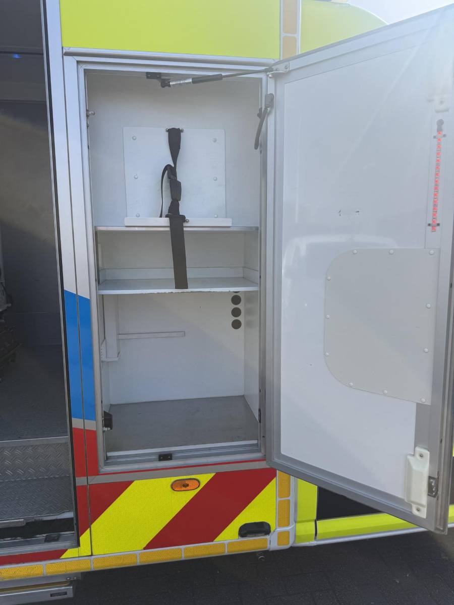 MAN TGE MAN TGE 180 50 180pk Automaat 50 AMBULANCE INCL STRYKER BRANCARD VB Luchtvering