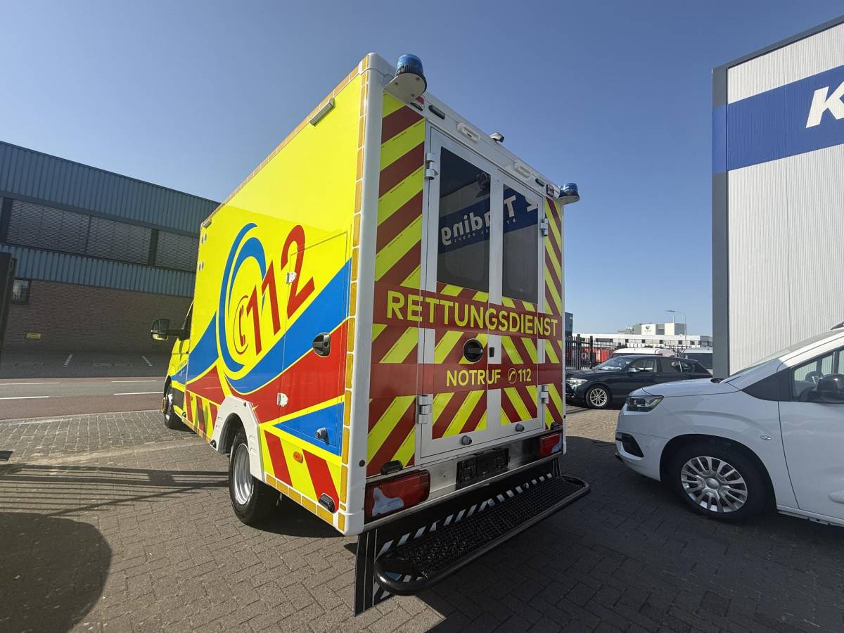 MAN TGE MAN TGE 180 50 180pk Automaat 50 AMBULANCE INCL STRYKER BRANCARD VB Luchtvering