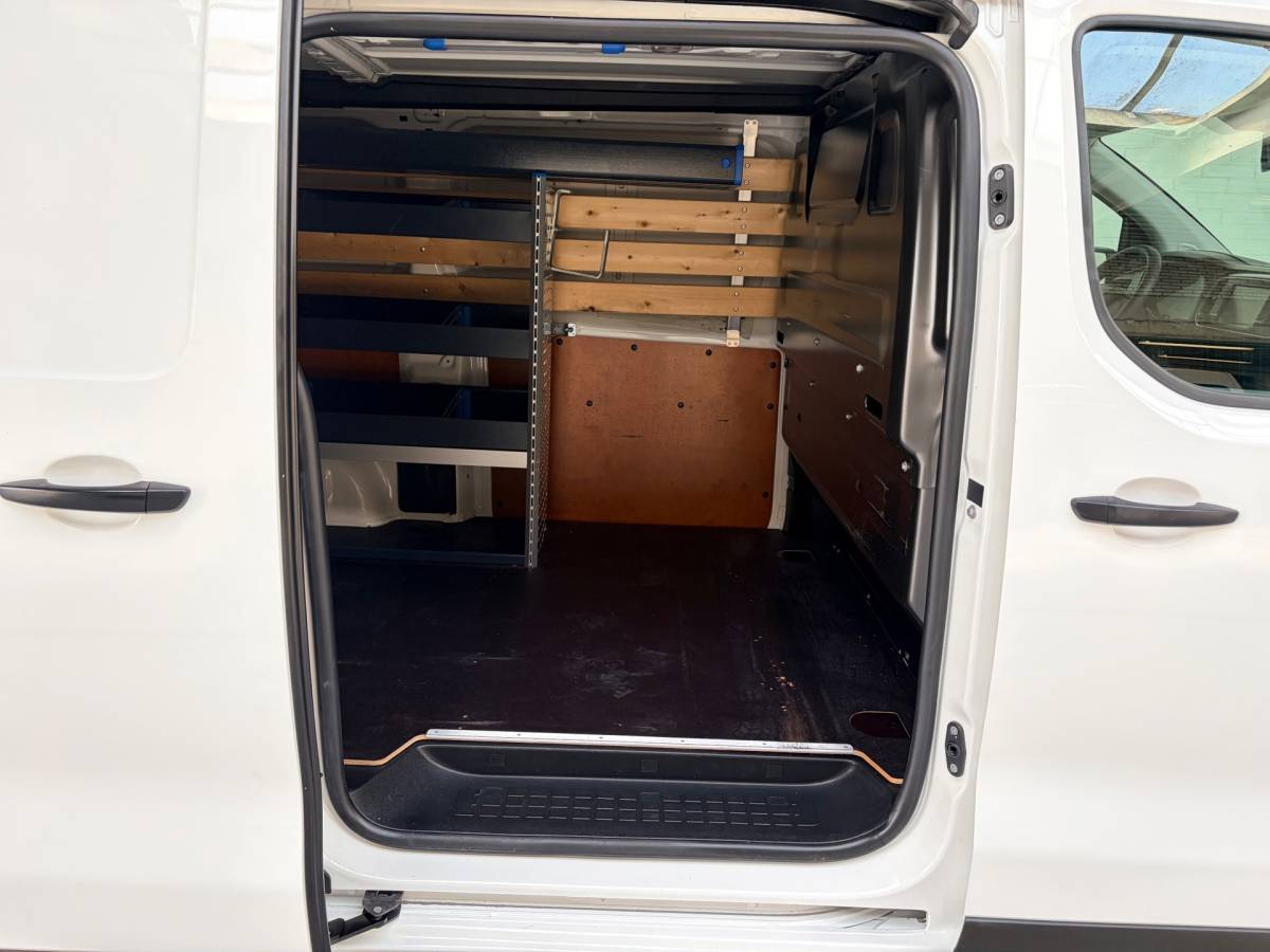 Peugeot Expert Peugeot Expert L3H1 2.0 BlueHDI 120pk Long Premium, 3Persoons, Imperiaal, Sortimo, RIJKLAARPRIJS!