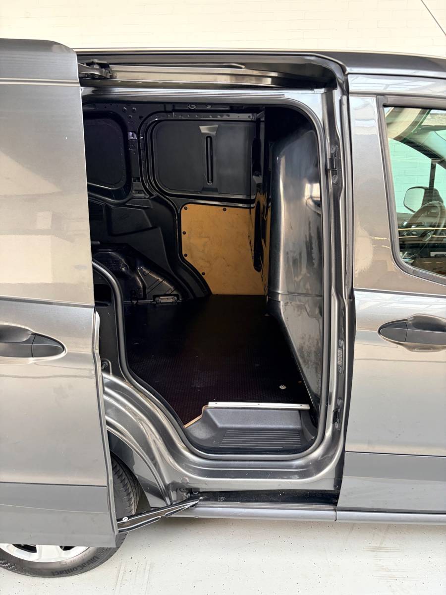 Ford Transit Courier Ford Transit Courier Benzine 1.0 100pk EcoBoost S&S, Airco, Navigatie, CruiseControl, NEDERLANDSE BUS RIJKLAARPRIJS!