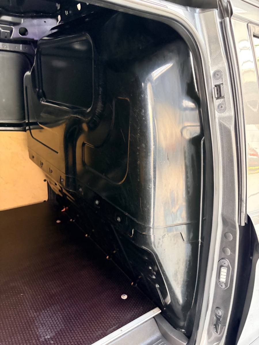 Ford Transit Courier Ford Transit Courier Benzine 1.0 100pk EcoBoost S&S, Airco, Navigatie, CruiseControl, NEDERLANDSE BUS RIJKLAARPRIJS!