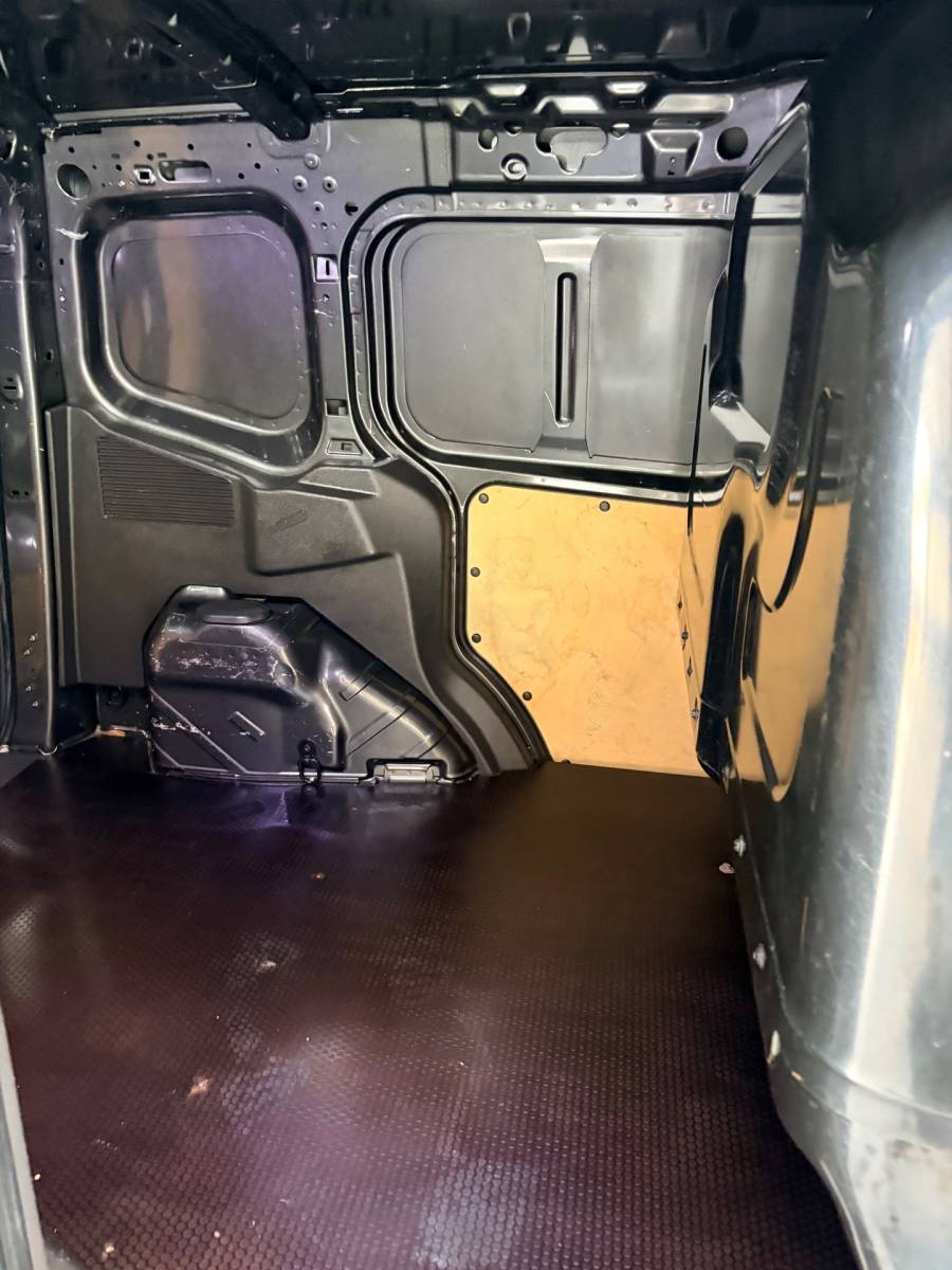 Ford Transit Courier Ford Transit Courier Benzine 1.0 100pk EcoBoost S&S, Airco, Navigatie, CruiseControl, NEDERLANDSE BUS RIJKLAARPRIJS!