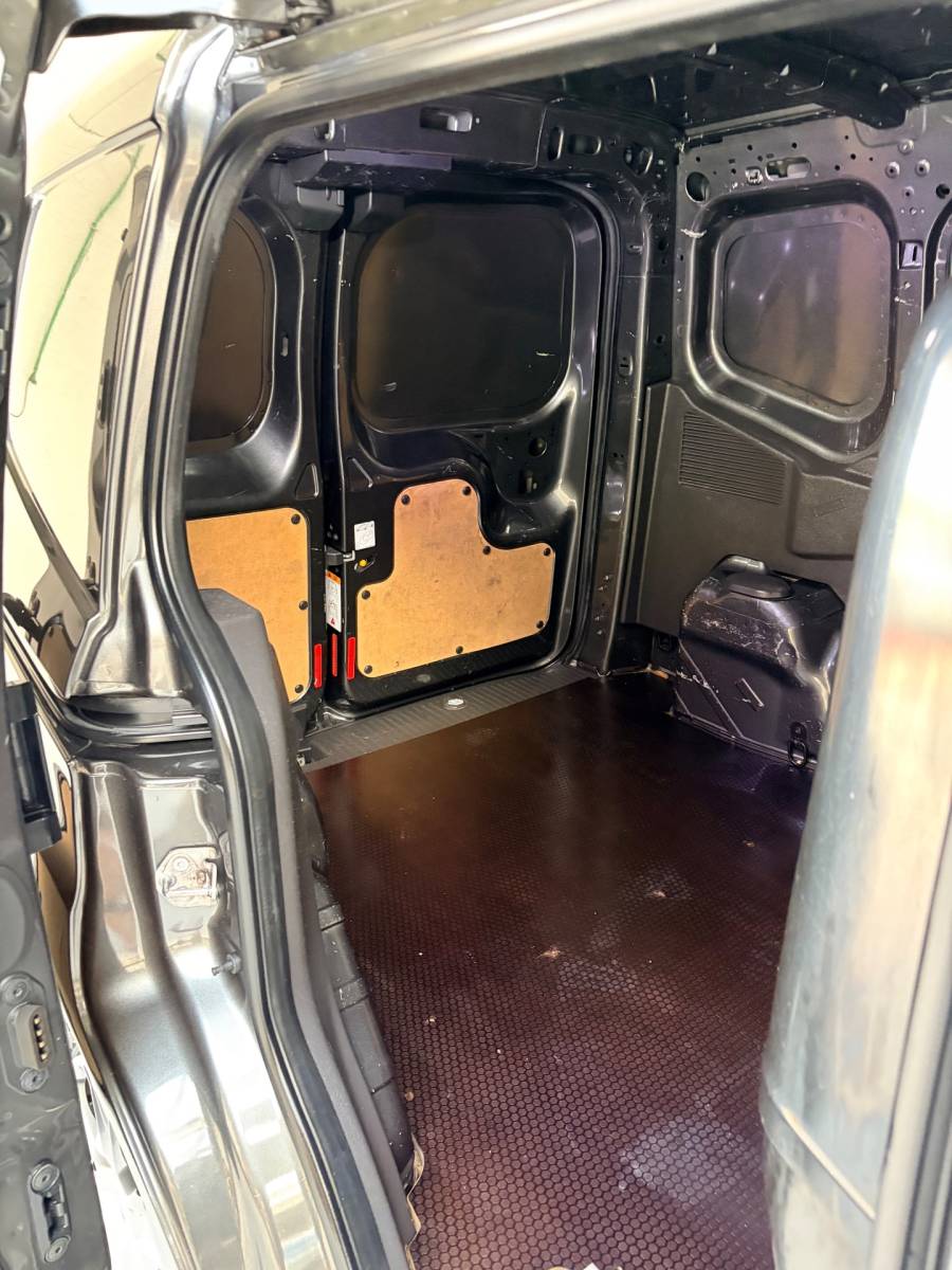 Ford Transit Courier Ford Transit Courier Benzine 1.0 100pk EcoBoost S&S, Airco, Navigatie, CruiseControl, NEDERLANDSE BUS RIJKLAARPRIJS!