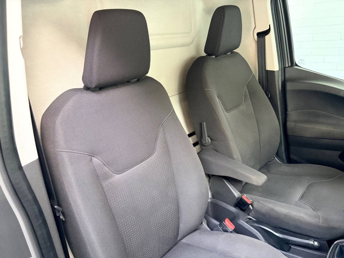 Ford Transit Courier Ford Transit Courier Benzine 1.0 100pk EcoBoost S&S, Airco, Navigatie, CruiseControl, NEDERLANDSE BUS RIJKLAARPRIJS!