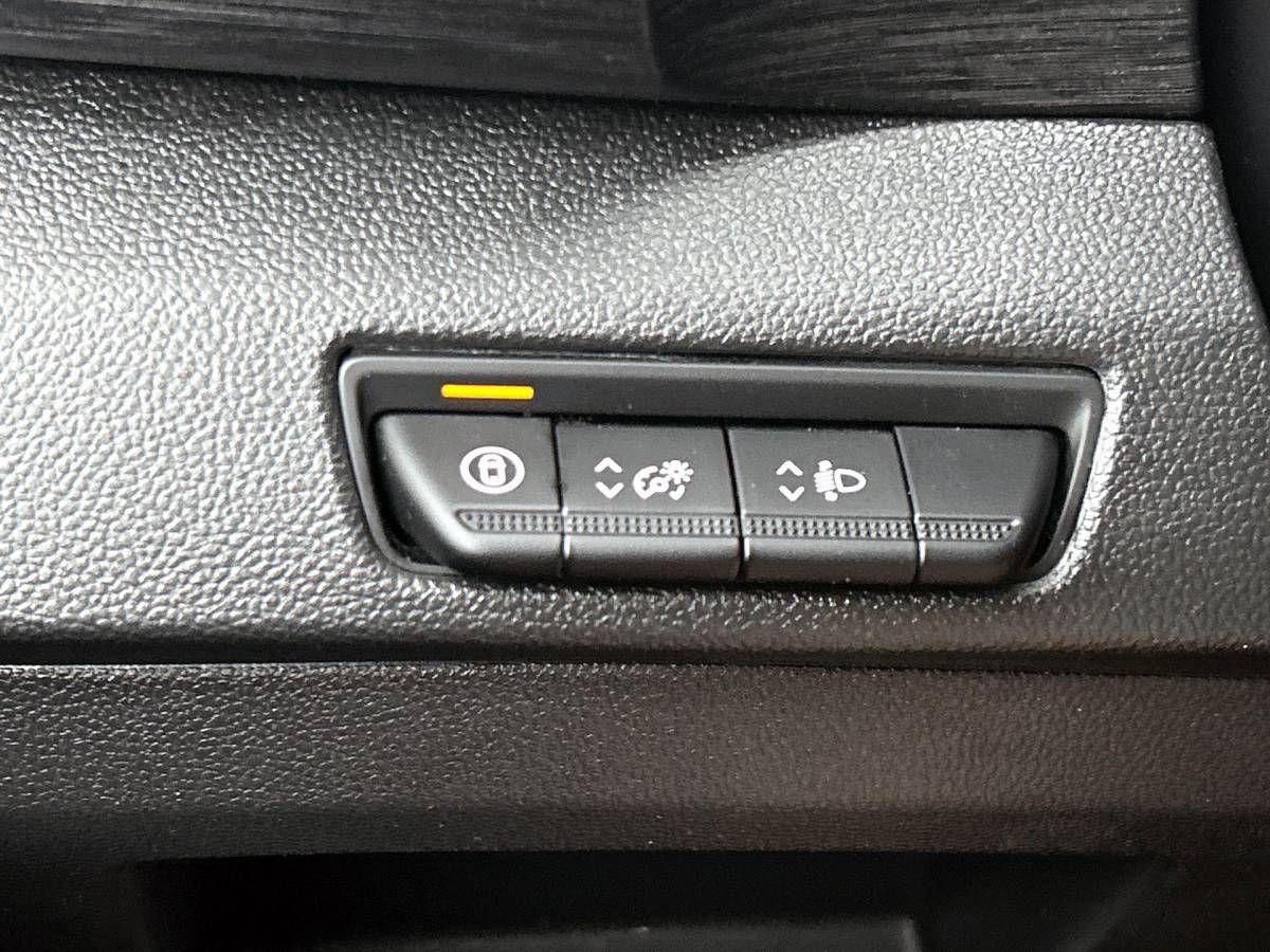 Renault Trafic Renault Trafic 2.0 Blue dC1 150PK L2H1 Dubbele Cabine Automaat Navigatie Airco Lichtmetalen velgen Betimmering Trekhaak Camera Parkeer sensoren Dab