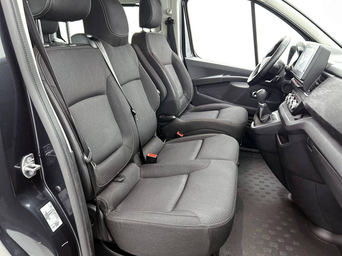 Renault Trafic Renault Trafic 2.0 Blue dC1 150PK L2H1 Dubbele Cabine Automaat Navigatie Airco Lichtmetalen velgen Betimmering Trekhaak Camera Parkeer sensoren Dab