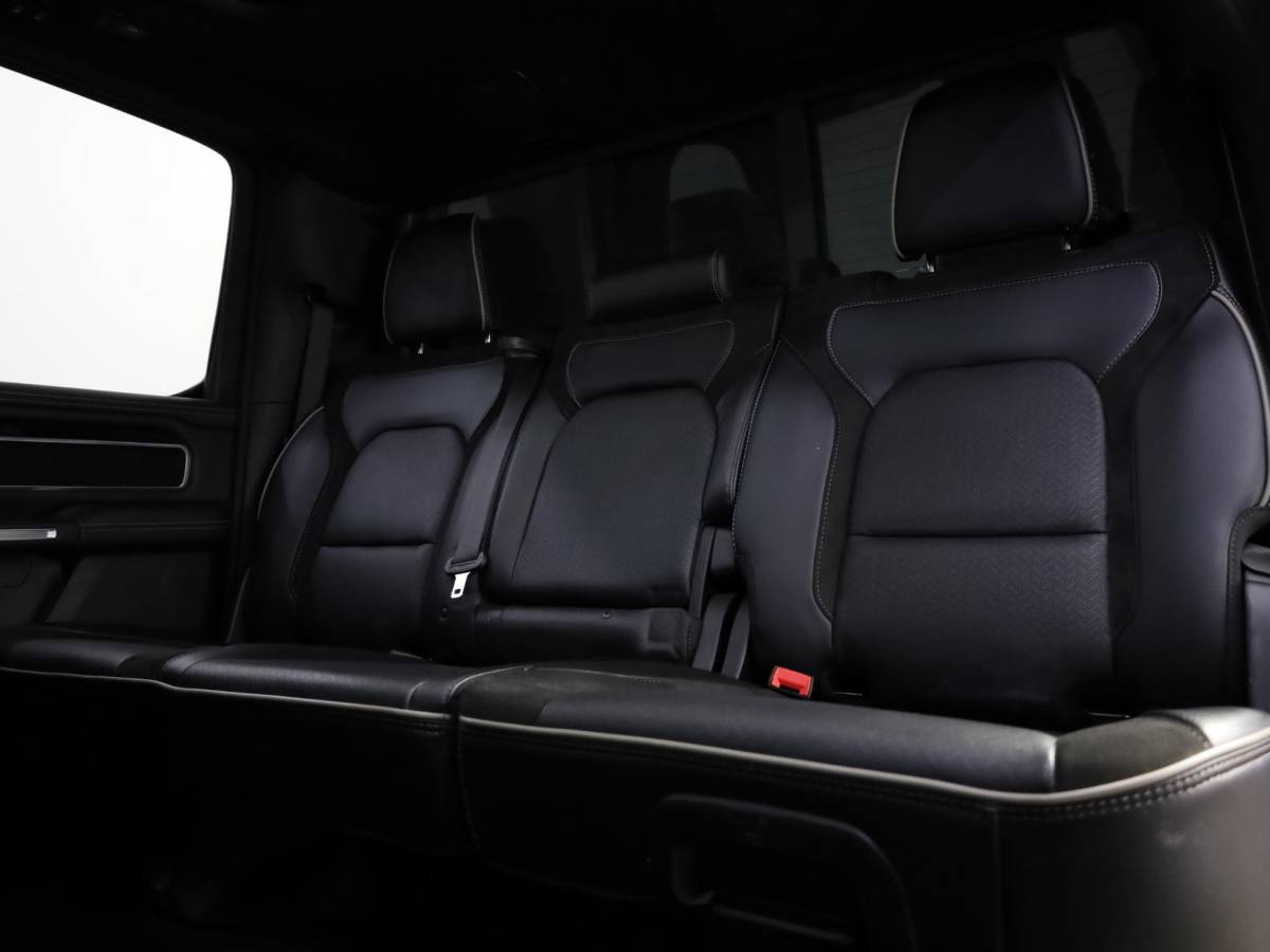 Dodge Ram 1500 Dodge Ram 1500 5.7 V8 4×4 Crew Cab Laramie Night | Hardtop | Luchtvering | Night Package | 4Play velgen met All Terrain banden |
