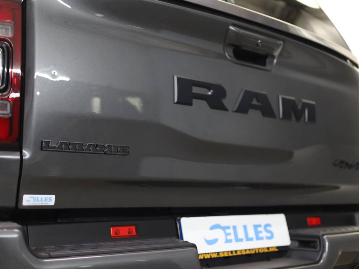 Dodge Ram 1500 Dodge Ram 1500 5.7 V8 4×4 Crew Cab Laramie Night | Hardtop | Luchtvering | Night Package | 4Play velgen met All Terrain banden |