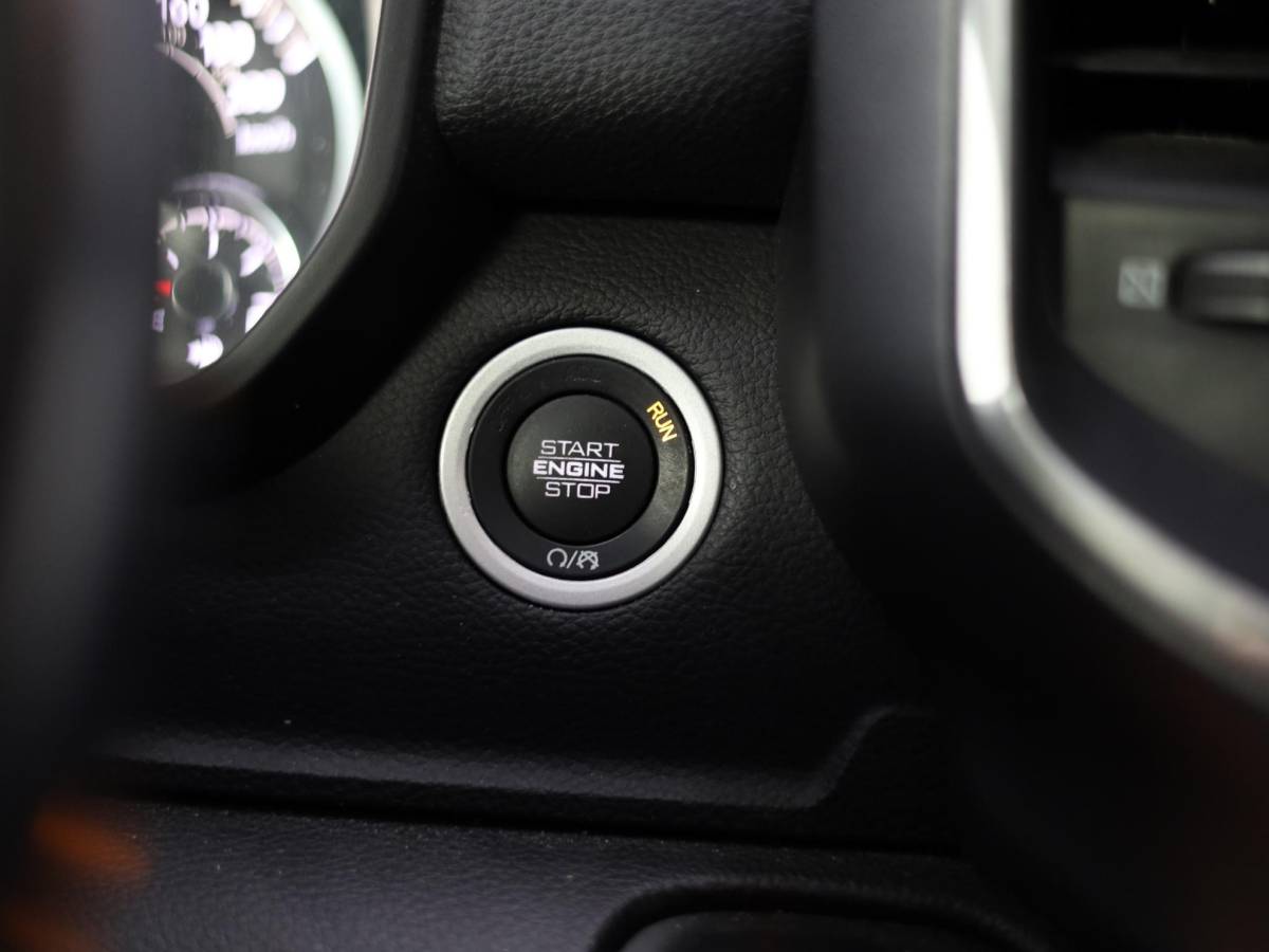 Dodge Ram 1500 Dodge Ram 1500 5.7 V8 4×4 Crew Cab Laramie Night | Hardtop | Luchtvering | Night Package | 4Play velgen met All Terrain banden |