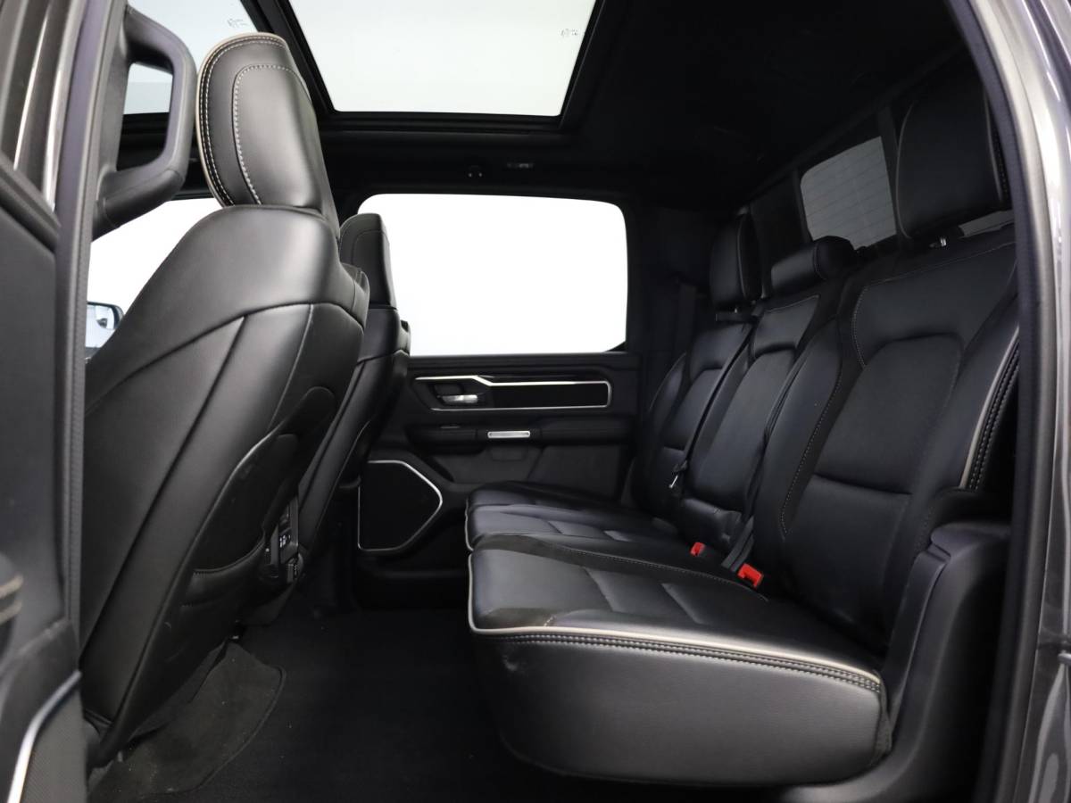 Dodge Ram 1500 Dodge Ram 1500 5.7 V8 4×4 Crew Cab Laramie Night | Hardtop | Luchtvering | Night Package | 4Play velgen met All Terrain banden |