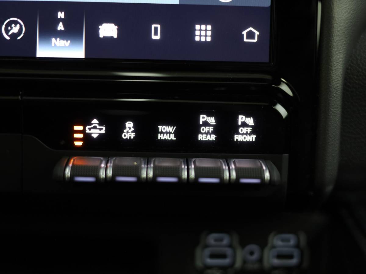 Dodge Ram 1500 Dodge Ram 1500 5.7 V8 4×4 Crew Cab Laramie Night | Hardtop | Luchtvering | Night Package | 4Play velgen met All Terrain banden |