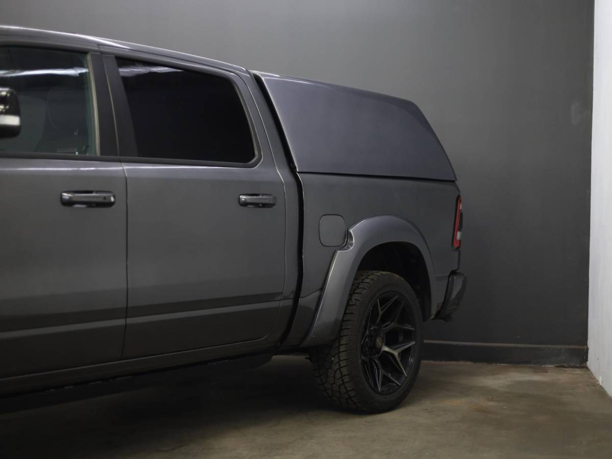 Dodge Ram 1500 Dodge Ram 1500 5.7 V8 4×4 Crew Cab Laramie Night | Hardtop | Luchtvering | Night Package | 4Play velgen met All Terrain banden |