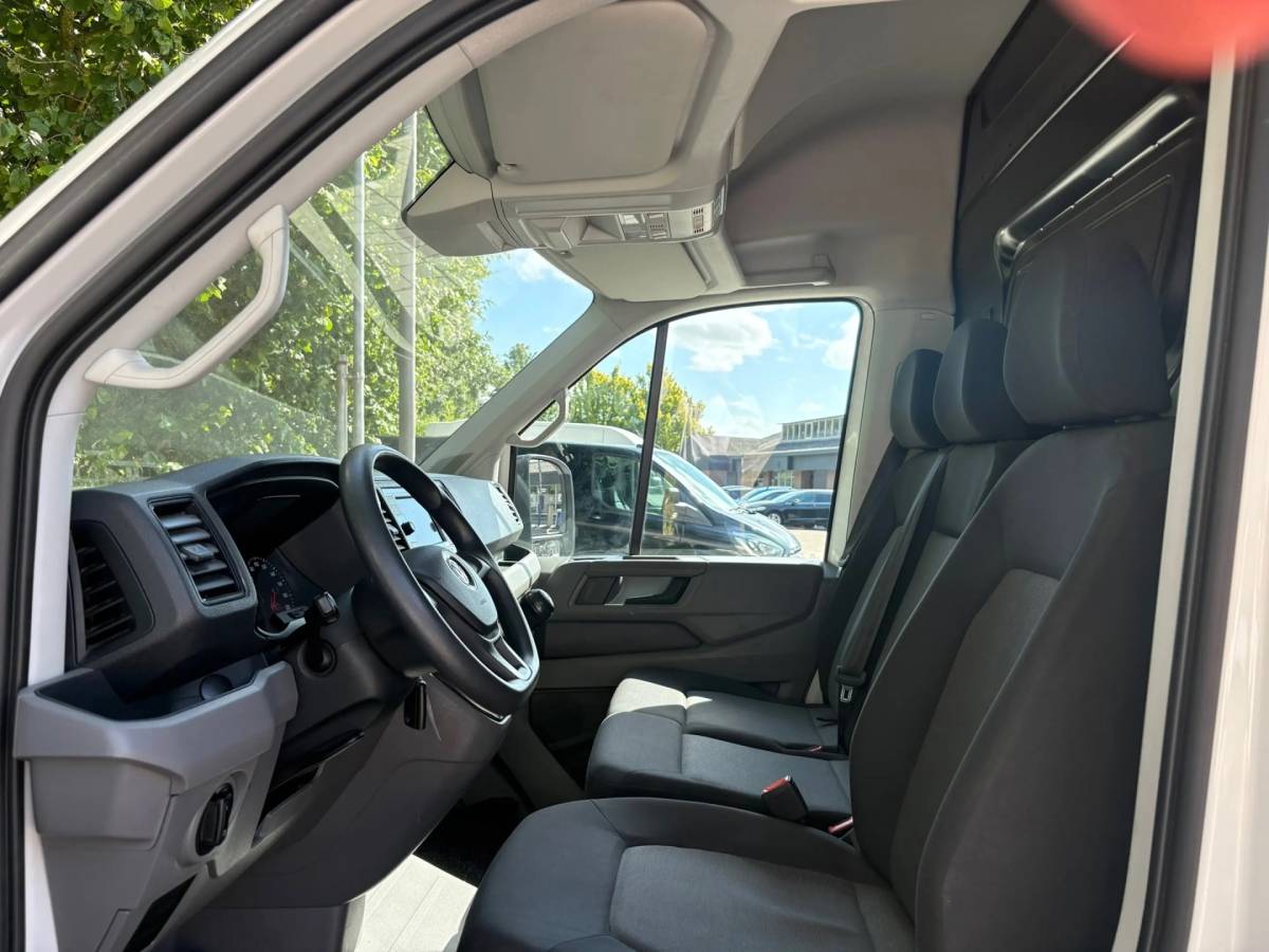 Volkswagen Crafter Volkswagen CRAFTER 35 2.0 TDI L3H2||140PK|airco|cruise|achteruitrijcamera|bluetooth|zes versnellingen|drie zitplaatsen|EURO6.