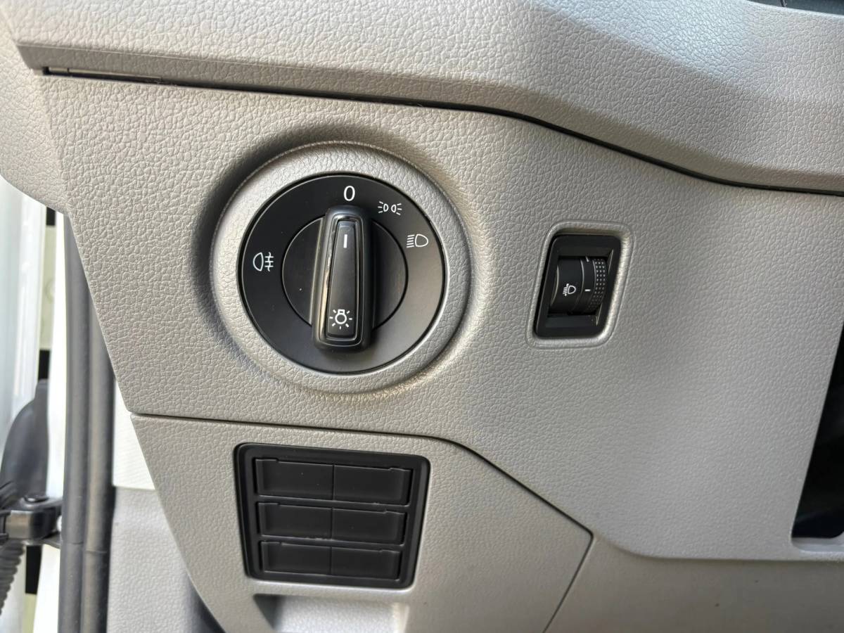Volkswagen Crafter Volkswagen CRAFTER 35 2.0 TDI L3H2||140PK|airco|cruise|achteruitrijcamera|bluetooth|zes versnellingen|drie zitplaatsen|EURO6.