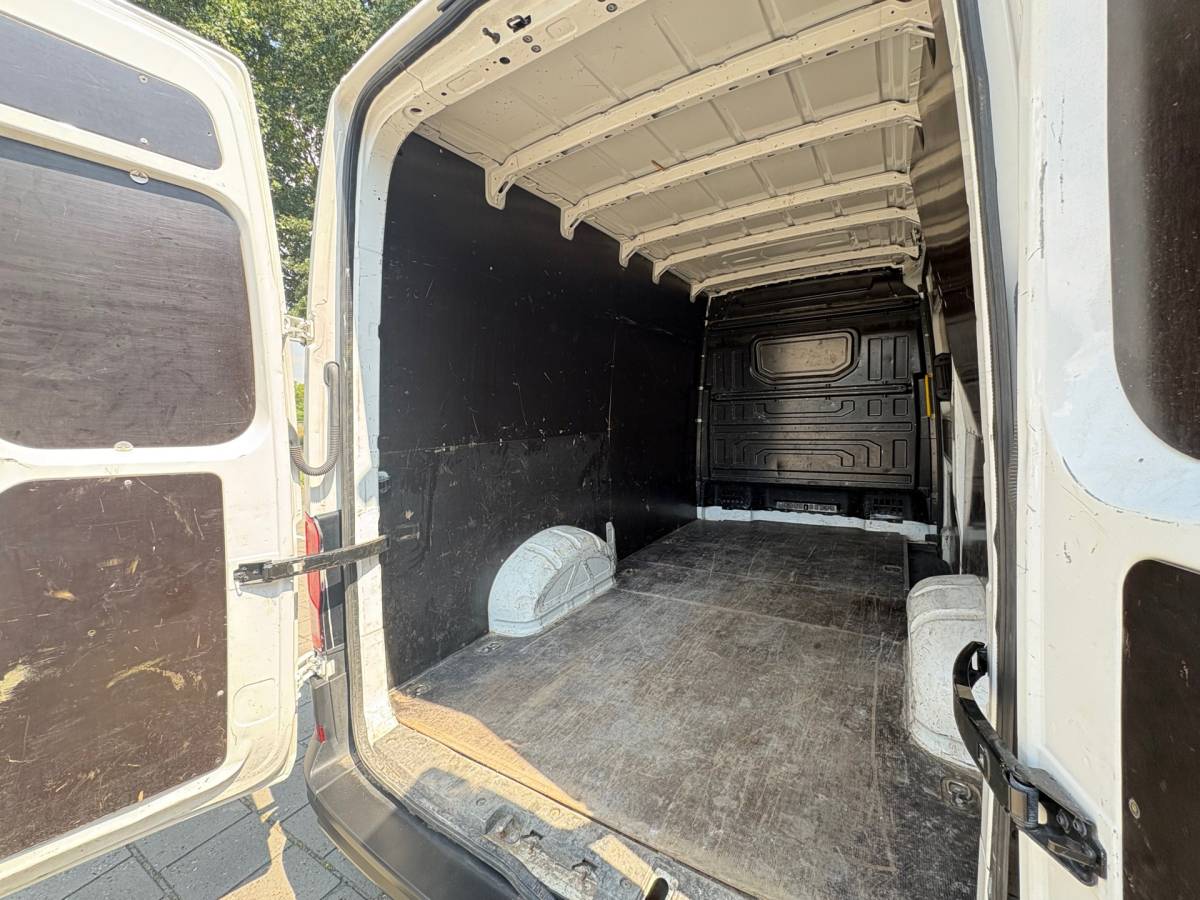 Volkswagen Crafter Volkswagen CRAFTER 35 2.0 TDI L3H2||140PK|airco|cruise|achteruitrijcamera|bluetooth|zes versnellingen|drie zitplaatsen|EURO6.