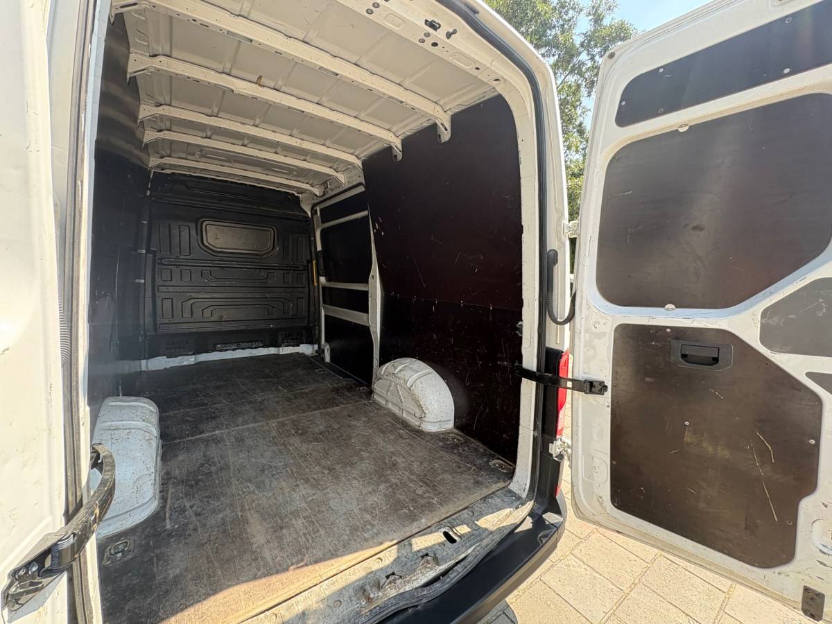 Volkswagen Crafter Volkswagen CRAFTER 35 2.0 TDI L3H2||140PK|airco|cruise|achteruitrijcamera|bluetooth|zes versnellingen|drie zitplaatsen|EURO6.