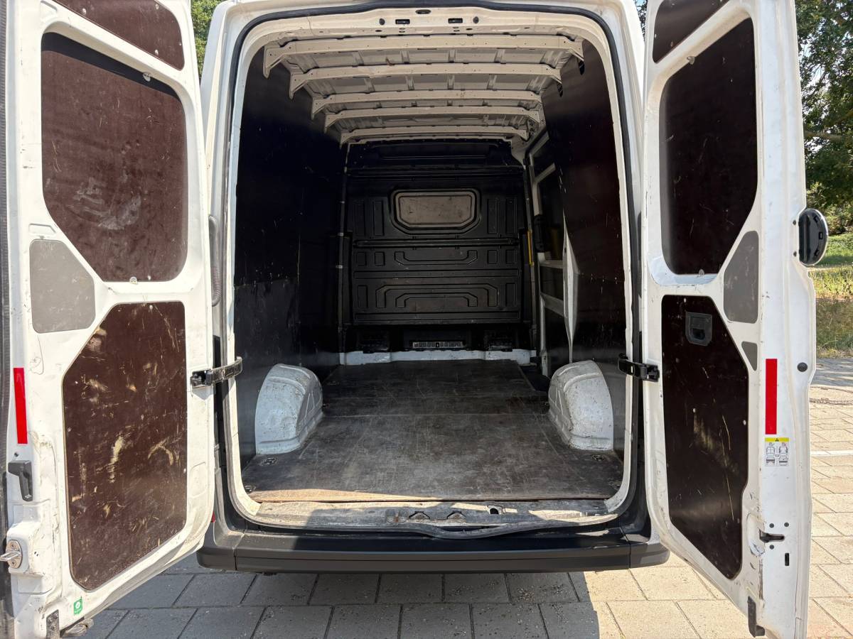 Volkswagen Crafter Volkswagen CRAFTER 35 2.0 TDI L3H2||140PK|airco|cruise|achteruitrijcamera|bluetooth|zes versnellingen|drie zitplaatsen|EURO6.