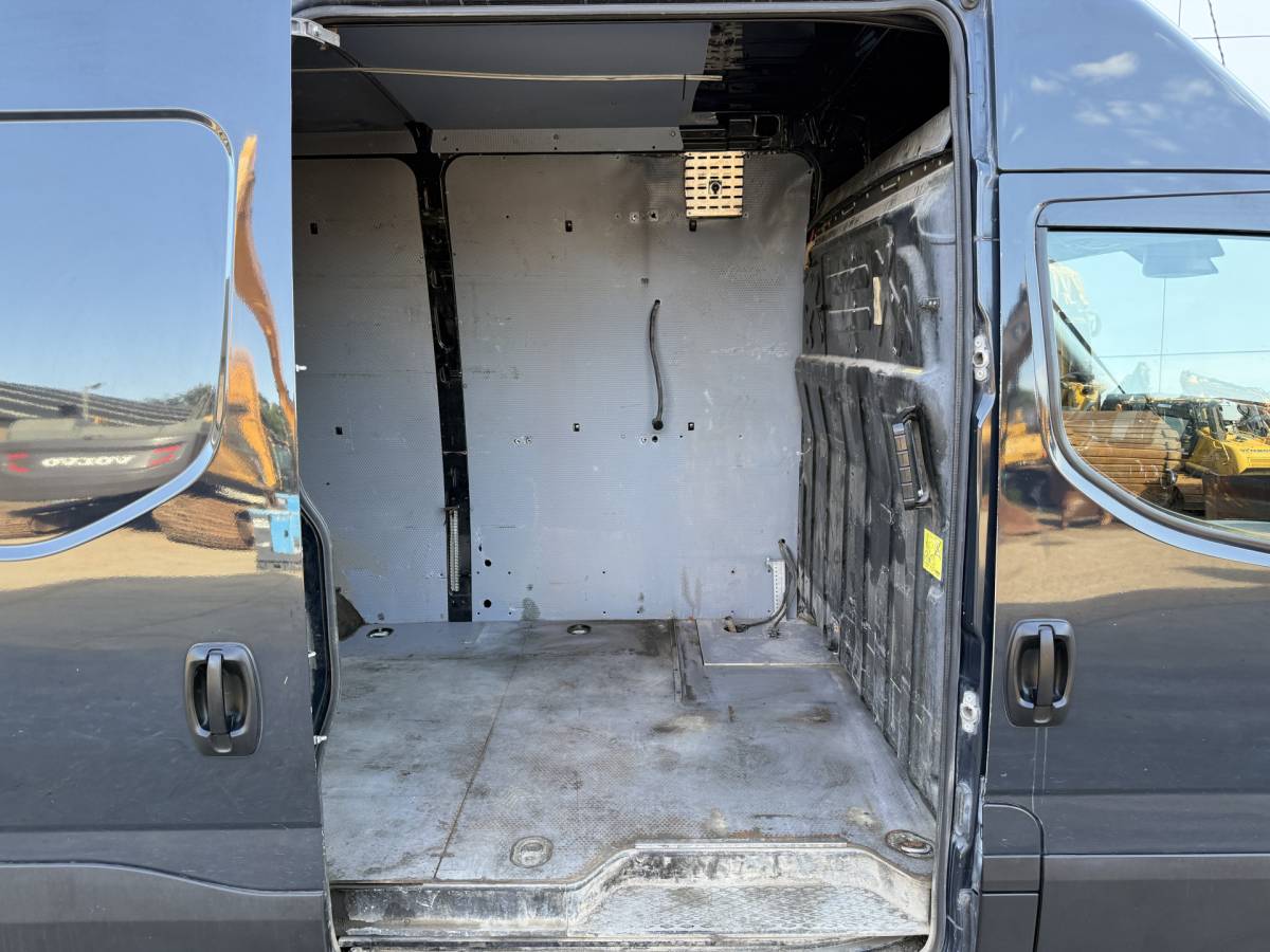 Iveco Daily Iveco Daily 35S14 2.3 Automaat L2H2 Climate Control Cruise Control 3.5t Trekhaak