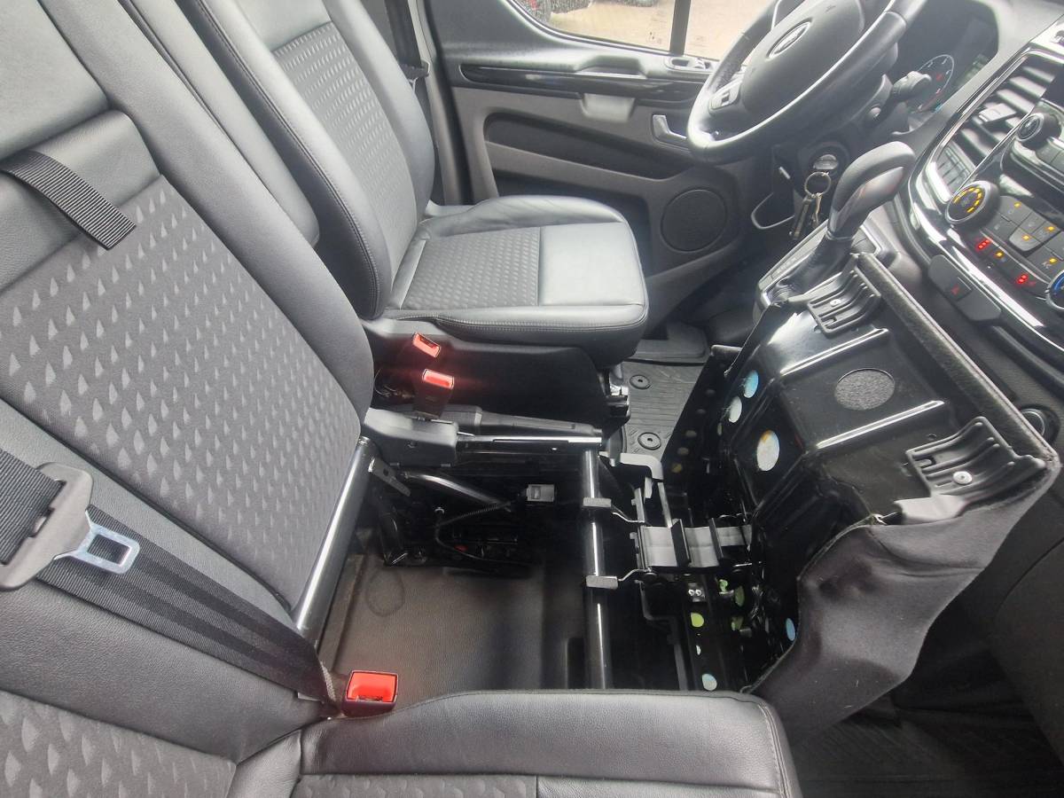 Ford Transit Custom Ford Transit Custom 320 2.0 TDCI L1H1 Sport | 185PK! | ZEER NETTE AUTO! | Bi-Xenon | Winterpack | Navigatie | Camera achter | Led dagrijverlichting | Raptor grille | Leder/stof bekleding