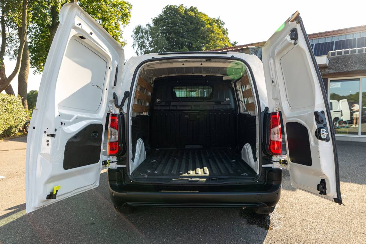 Peugeot Partner Peugeot Partner 1.2 PureTech 110 PK Premium Airco I Cruise I CarPlay I Android I Parkeersensoren I NAP
