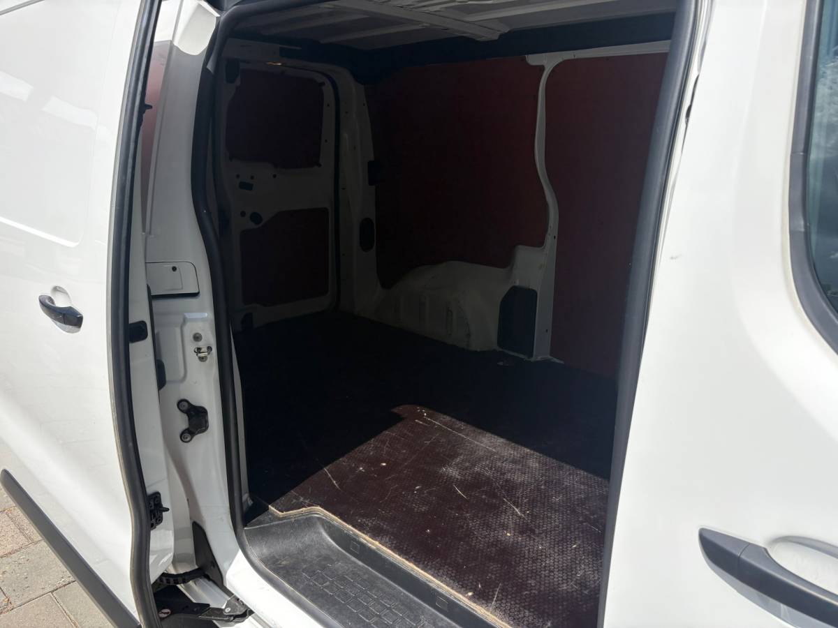 Opel Vivaro Opel Vivaro 2.0 CDTI L2H1 Edition|144PK|airco|cruise|apple carplay|trekhaak|parkeersensoren achter|drie zitplaatsen|EURO6.