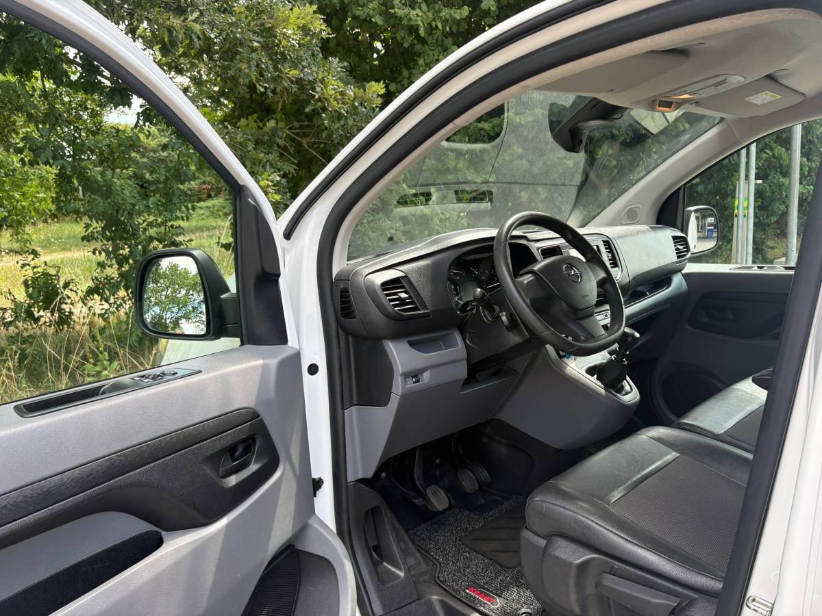 Opel Vivaro Opel Vivaro 2.0 CDTI L2H1 Edition|144PK|airco|cruise|apple carplay|trekhaak|parkeersensoren achter|drie zitplaatsen|EURO6.
