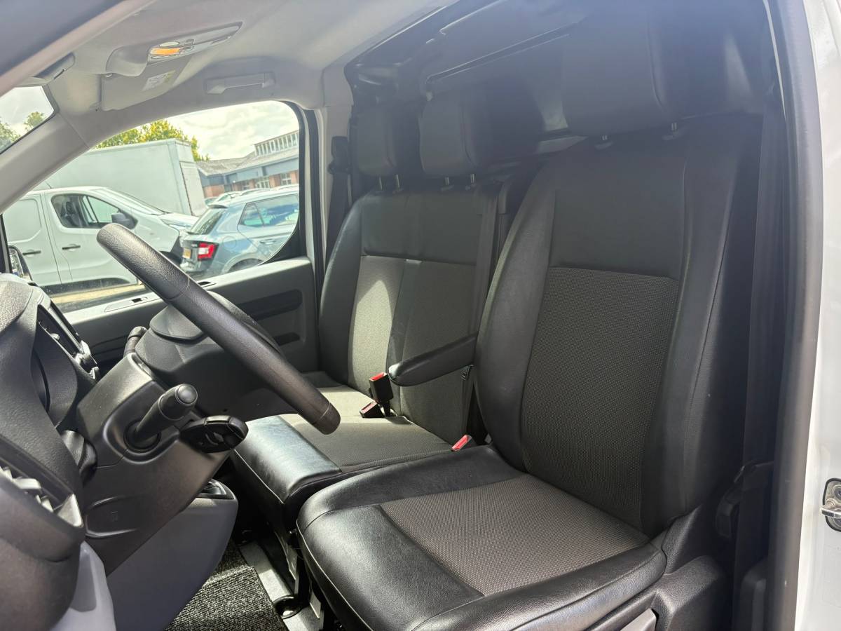 Opel Vivaro Opel Vivaro 2.0 CDTI L2H1 Edition|144PK|airco|cruise|apple carplay|trekhaak|parkeersensoren achter|drie zitplaatsen|EURO6.