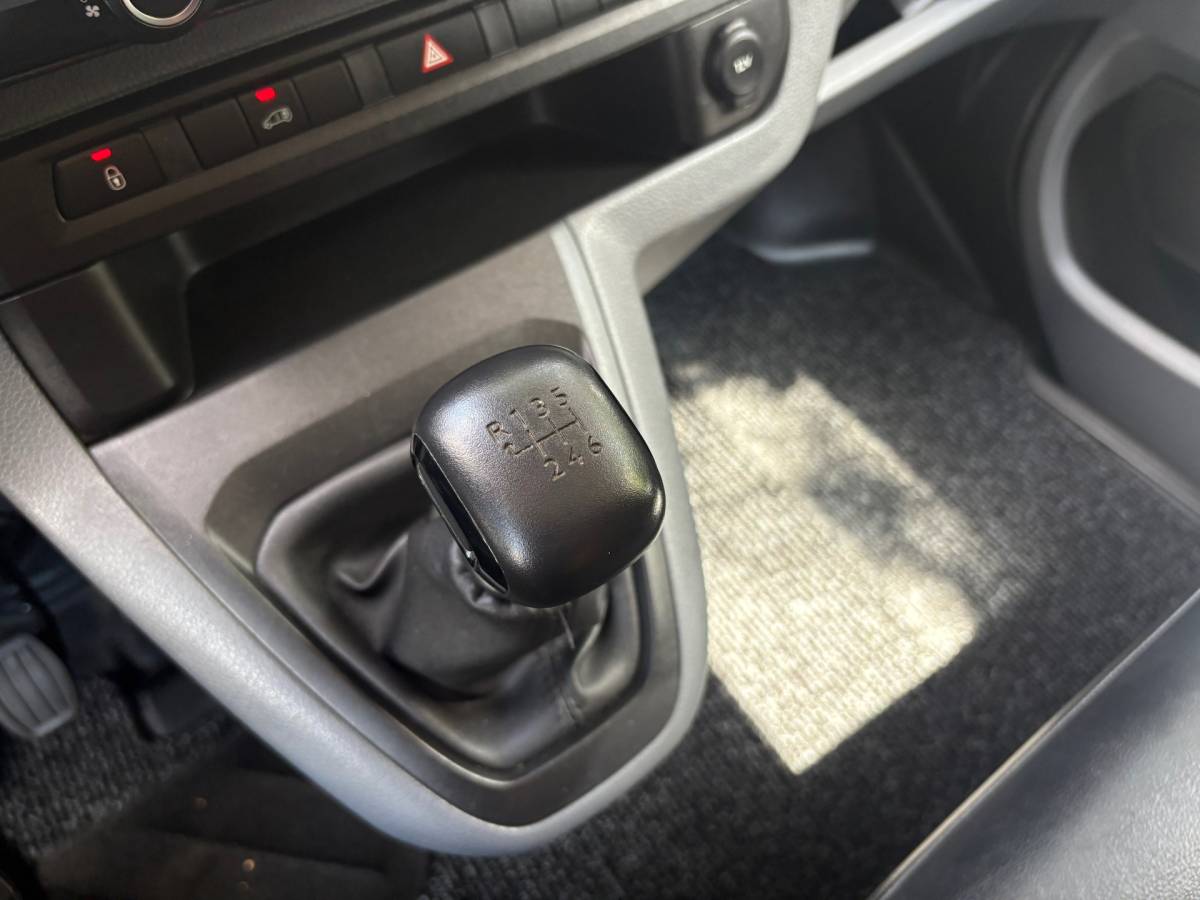 Opel Vivaro Opel Vivaro 2.0 CDTI L2H1 Edition|144PK|airco|cruise|apple carplay|trekhaak|parkeersensoren achter|drie zitplaatsen|EURO6.