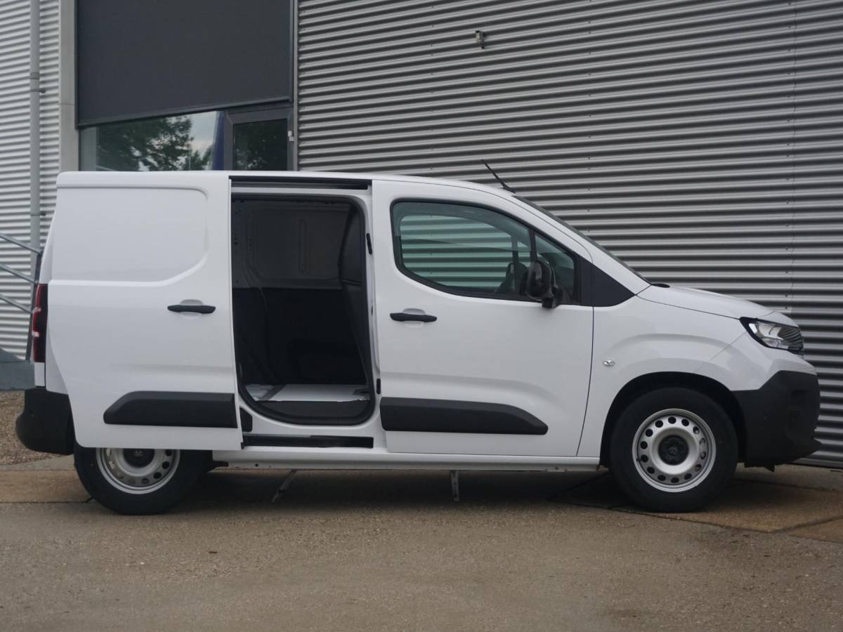 Peugeot e-Partner Peugeot e-Partner L1 50 kWh | camera | Apple Carplay/Android Auto  | laadruimtebetimmering | Comfort stoelen | rijklaarprijs