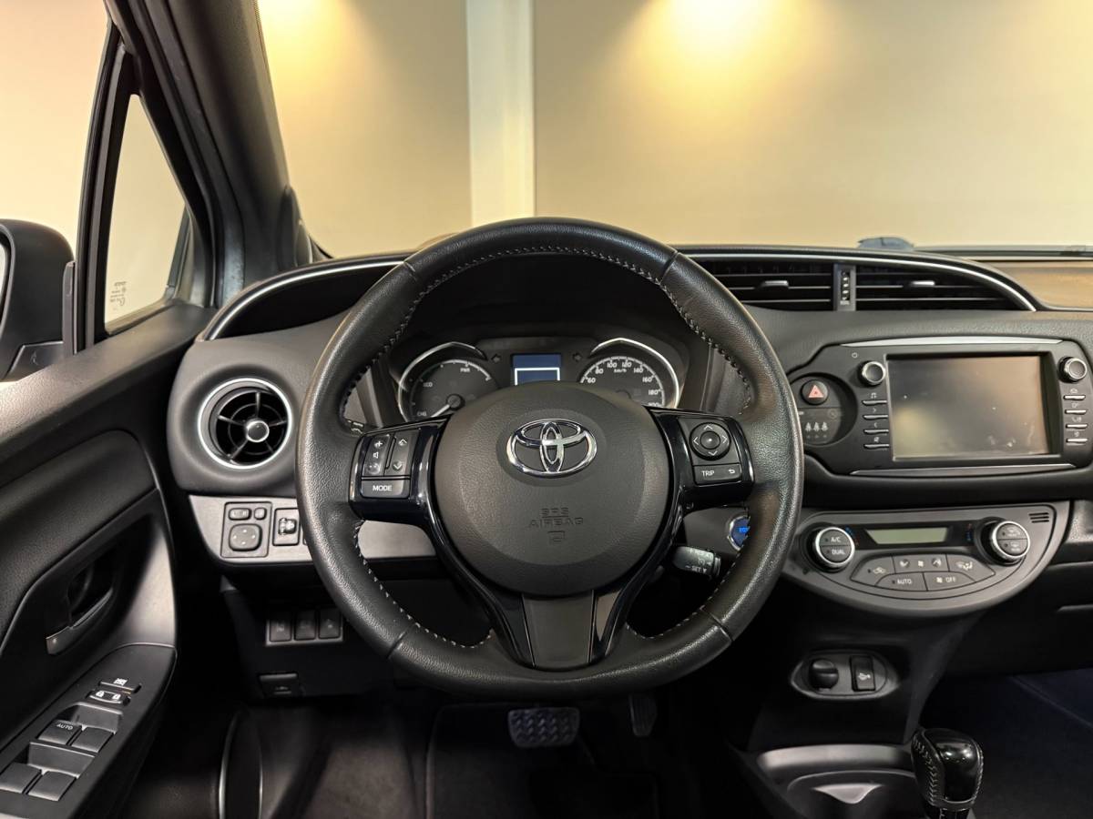 Toyota Yaris Toyota Yaris 1.5 Hybrid Premium *2de Eigenaar/Dealer OH* Pano|Camera|Keyless|Navi|Cruise|Lane-Assist|NAP