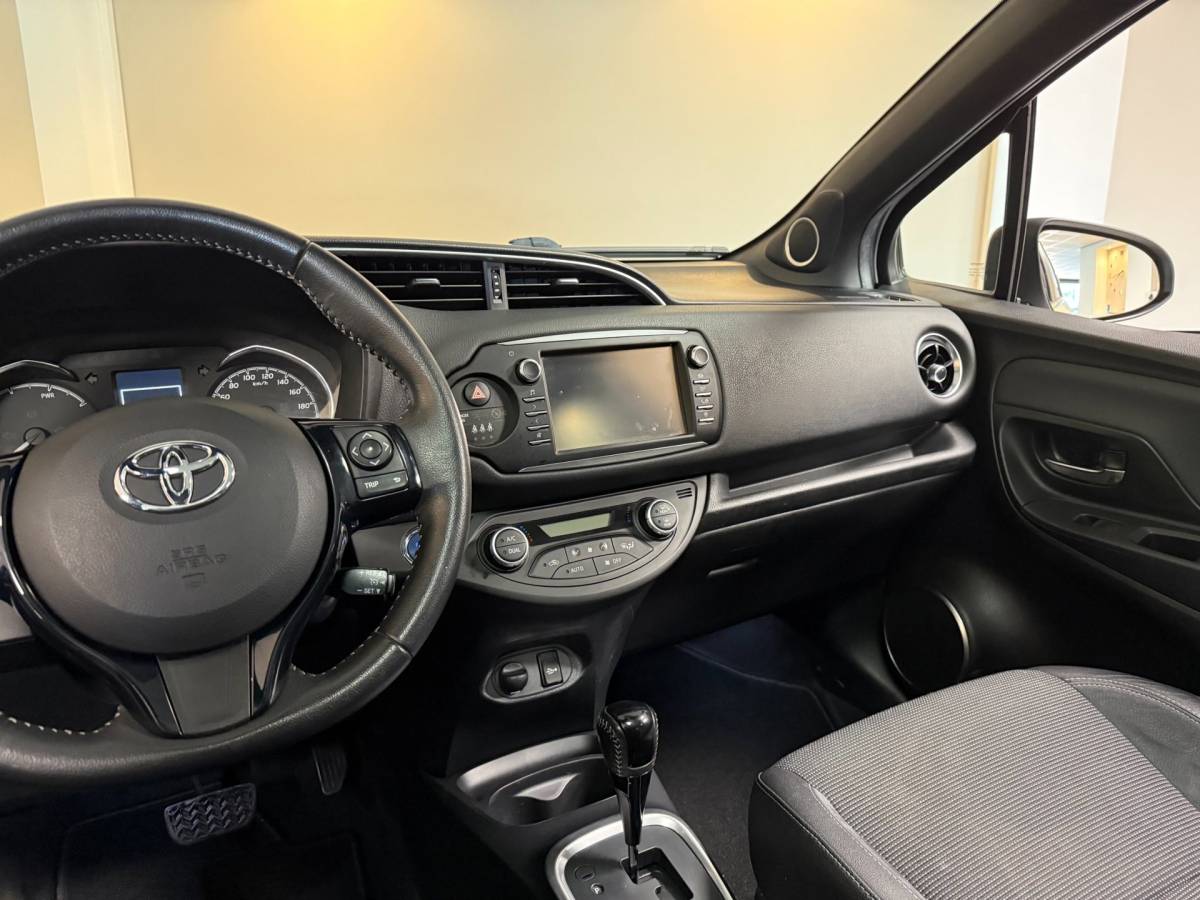 Toyota Yaris Toyota Yaris 1.5 Hybrid Premium *2de Eigenaar/Dealer OH* Pano|Camera|Keyless|Navi|Cruise|Lane-Assist|NAP