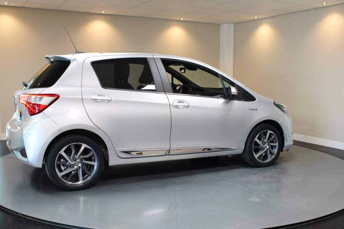 Toyota Yaris Toyota Yaris 1.5 Hybrid Premium *2de Eigenaar/Dealer OH* Pano|Camera|Keyless|Navi|Cruise|Lane-Assist|NAP