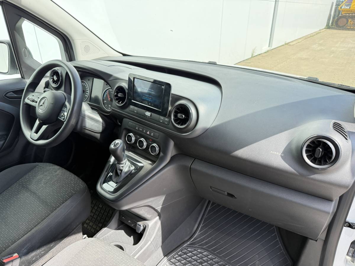 Mercedes-Benz eCitan Mercedes-Benz eCitan 112 51 kWh L1 284kkm WLTP Camera MBUX Trekhaak 75kW Snelladen Apple Carplay Cruise Control