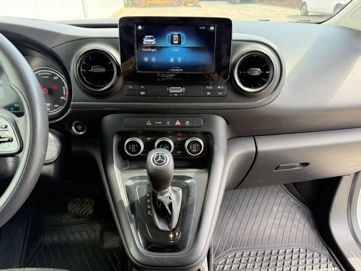 Mercedes-Benz eCitan Mercedes-Benz eCitan 112 51 kWh L1 284kkm WLTP Camera MBUX Trekhaak 75kW Snelladen Apple Carplay Cruise Control
