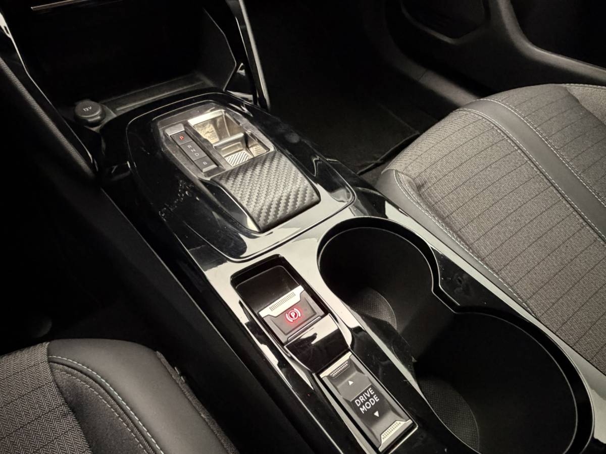 Peugeot e-2008 Peugeot e-2008 EV Allure Pack 50 kWh 3-Fase SOH 92,1% | 3D i-Cockpit | Navigatie | Camera | Full-Led | Carplay&Android
