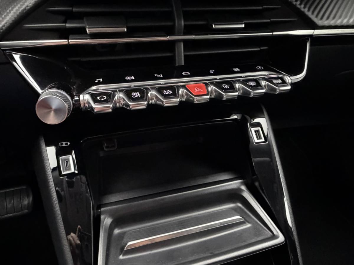 Peugeot e-2008 Peugeot e-2008 EV Allure Pack 50 kWh 3-Fase SOH 92,1% | 3D i-Cockpit | Navigatie | Camera | Full-Led | Carplay&Android