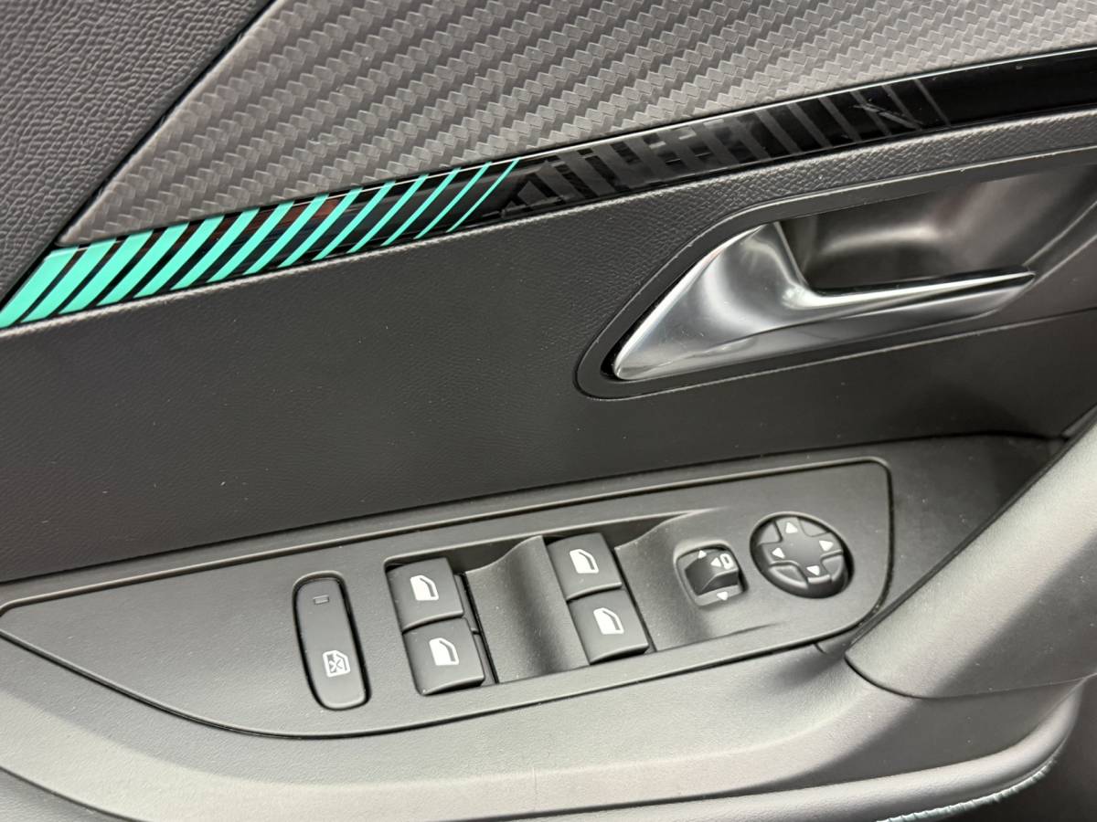 Peugeot e-2008 Peugeot e-2008 EV Allure Pack 50 kWh 3-Fase SOH 92,1% | 3D i-Cockpit | Navigatie | Camera | Full-Led | Carplay&Android