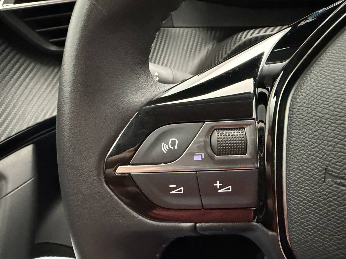 Peugeot e-2008 Peugeot e-2008 EV Allure Pack 50 kWh 3-Fase SOH 92,1% | 3D i-Cockpit | Navigatie | Camera | Full-Led | Carplay&Android