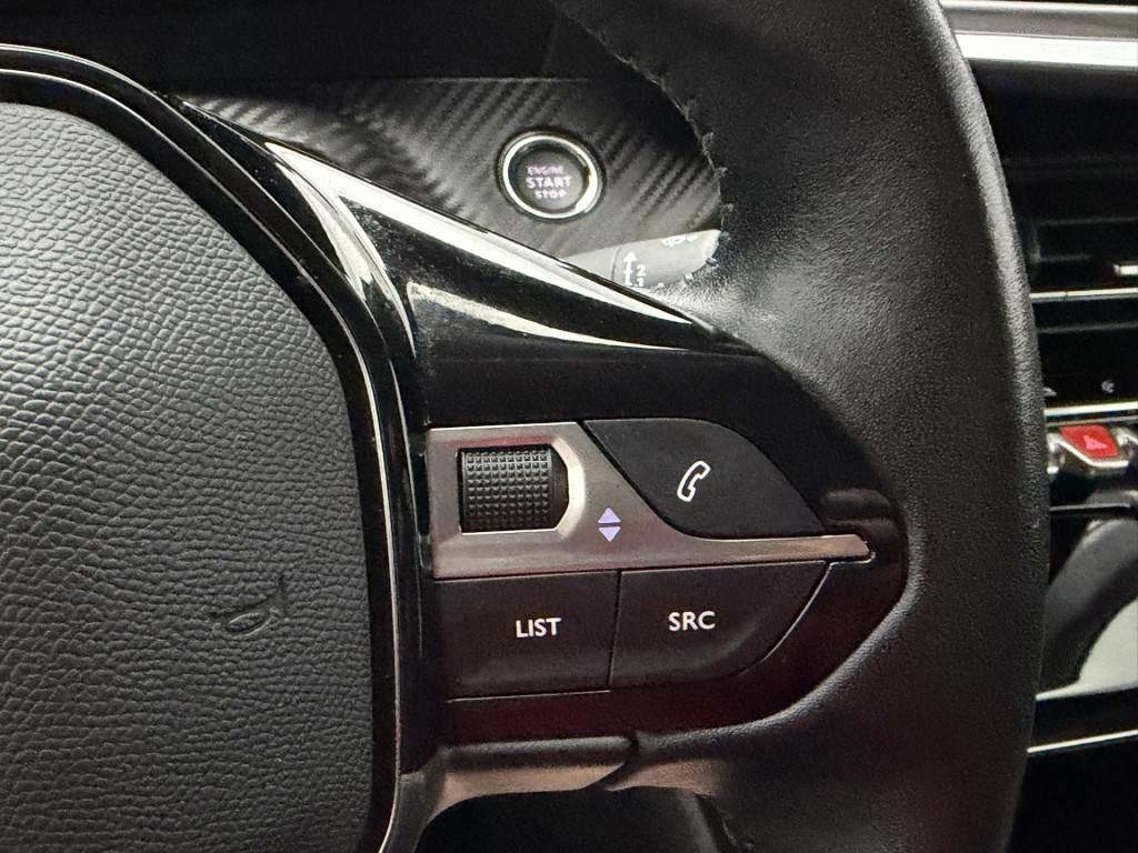 Peugeot e-2008 Peugeot e-2008 EV Allure Pack 50 kWh 3-Fase SOH 92,1% | 3D i-Cockpit | Navigatie | Camera | Full-Led | Carplay&Android