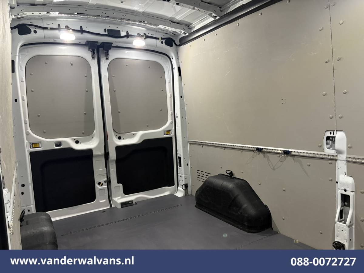 Ford Transit Ford Transit 2.0 TDCI 130pk L3H2 Euro6 Airco | Cruisecontrol | Camera | Parkeersensoren Verwarmde voorruit, Bijrijdersbank
