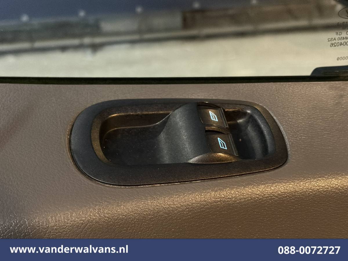 Ford Transit Ford Transit 2.0 TDCI 130pk L3H2 Euro6 Airco | Cruisecontrol | Camera | Parkeersensoren Verwarmde voorruit, Bijrijdersbank