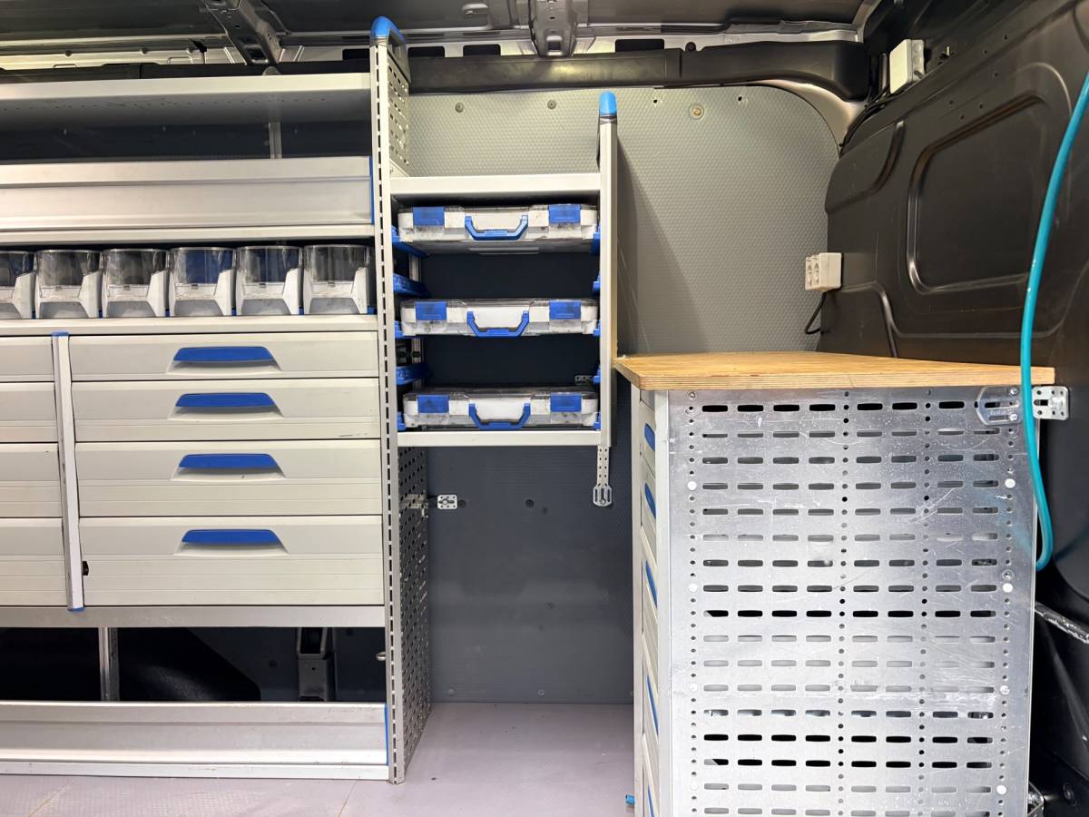 Ford Transit Ford Transit Servicewagen 350 2.0 TDCI 131PK euro6 L2H2 3Persoons Trend 3Persoons, Sortimo werkplaats inrichting, RIJKLAARPRIJS