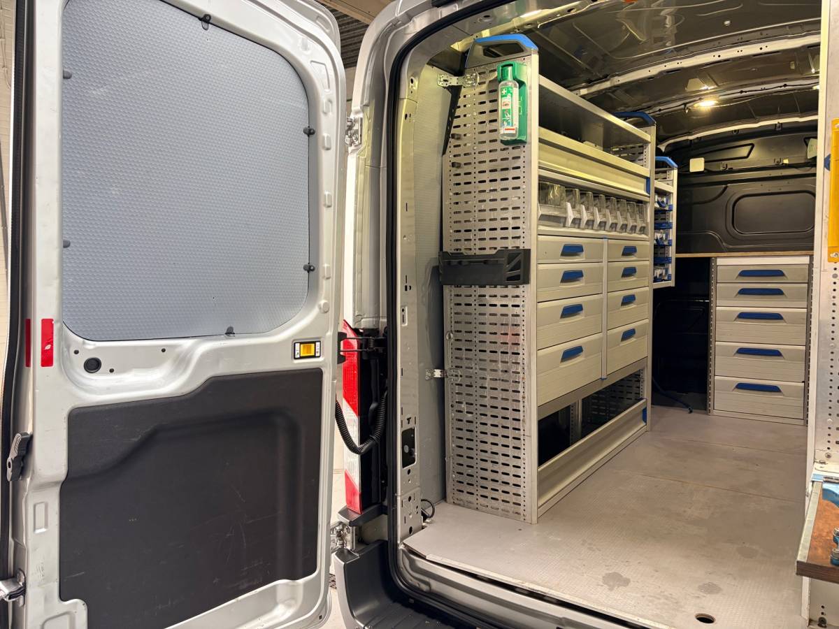 Ford Transit Ford Transit Servicewagen 350 2.0 TDCI 131PK euro6 L2H2 3Persoons Trend 3Persoons, Sortimo werkplaats inrichting, RIJKLAARPRIJS