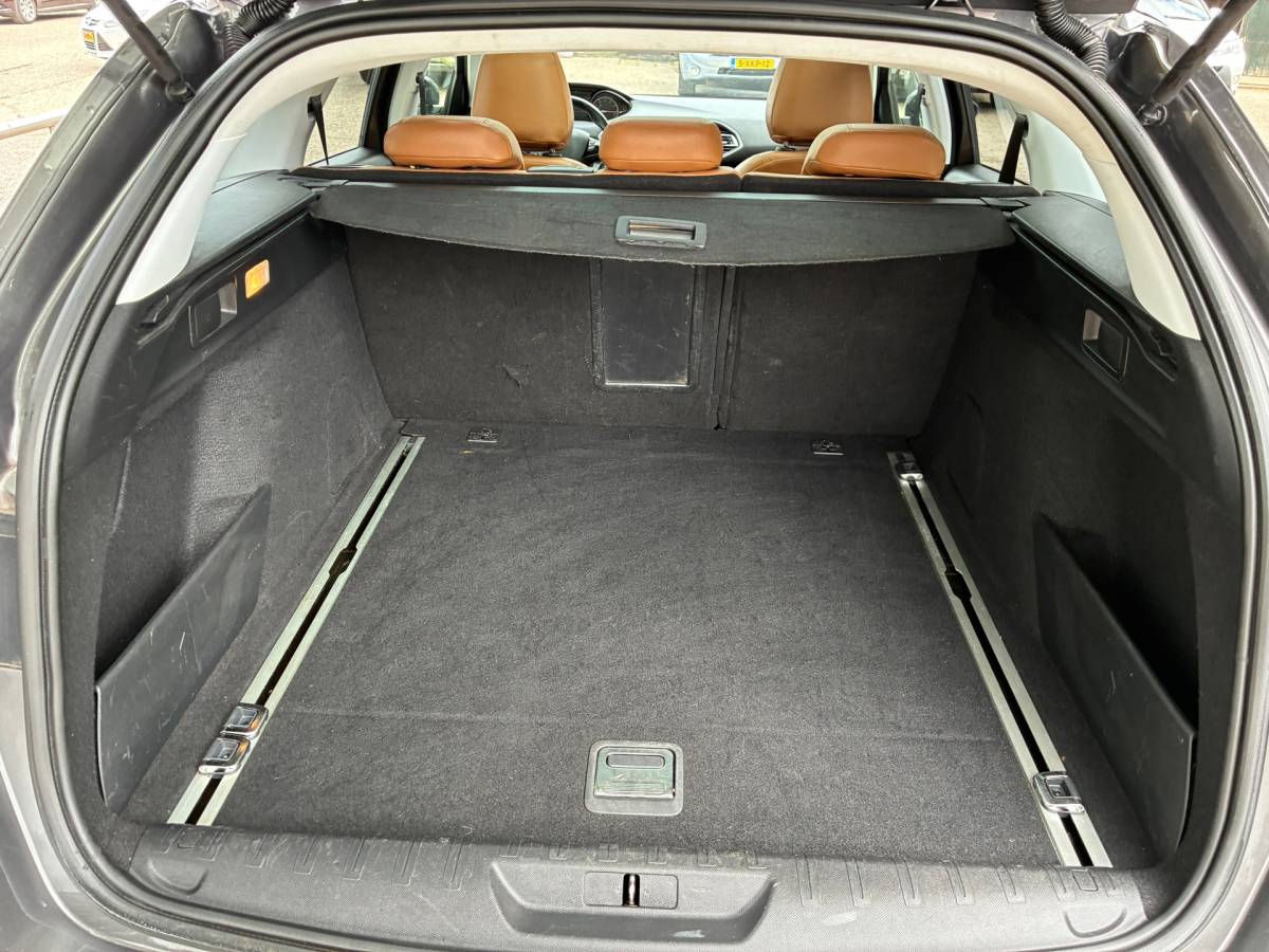 Peugeot 308 Peugeot 308 SW 1.2 PureTech Blue Lease Executive | Leder + Pano + Cruise + Navi Nu € 6.975,-!!!