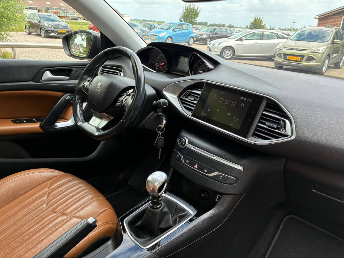 Peugeot 308 Peugeot 308 SW 1.2 PureTech Blue Lease Executive | Leder + Pano + Cruise + Navi Nu € 6.975,-!!!