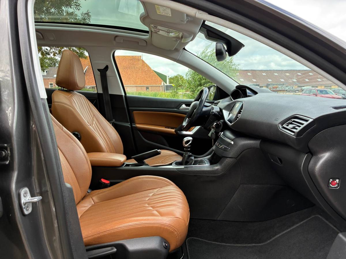 Peugeot 308 Peugeot 308 SW 1.2 PureTech Blue Lease Executive | Leder + Pano + Cruise + Navi Nu € 6.975,-!!!